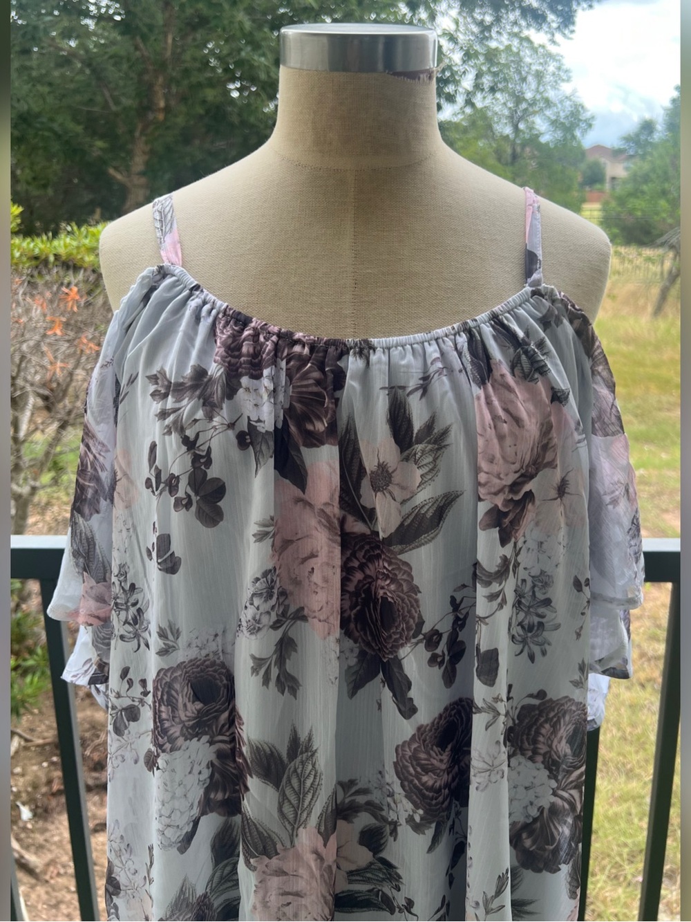 Women's Size 1 (14/16) Torrid Floral Cold Shoulder Blouse - Picture 2 of 10